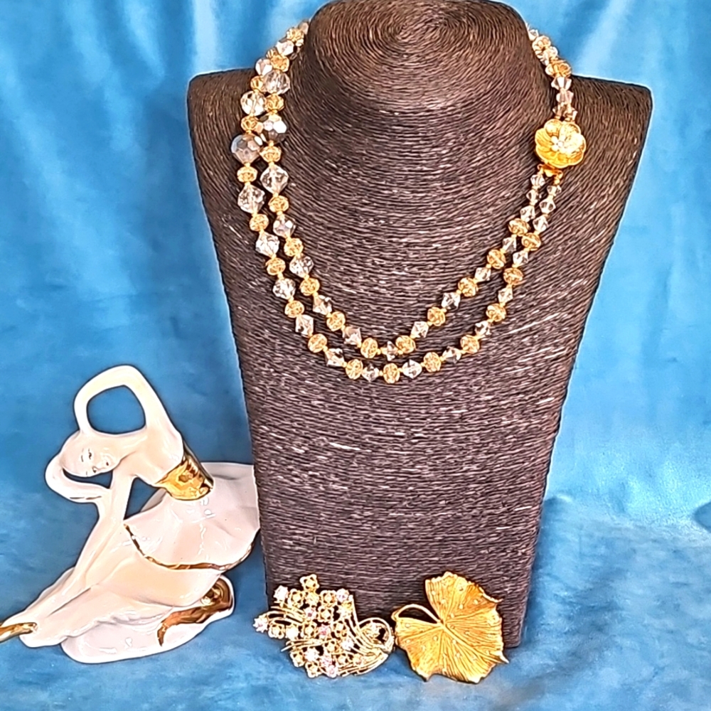 Vintage 1950s crystal choker 2 strands, 2 gold tone brooches